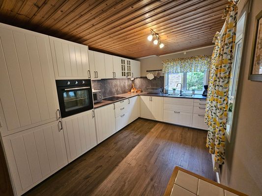 Röda stugan, sjönära med Wi-Fi och roddbåt - Bild 4