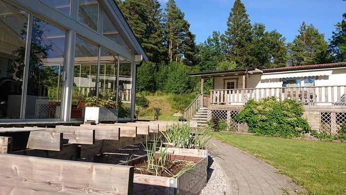 Ägarens boning (uterum) intill stugan